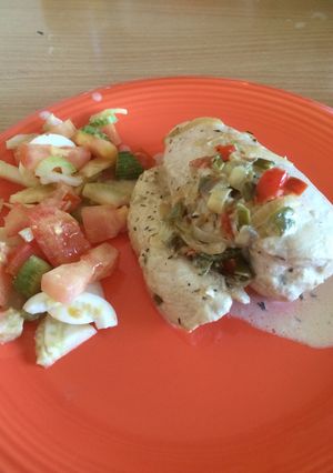 Una foto de Suprema a la crema con guarnición de hinojo, tomate y huevo