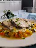 Merluza confitada con puré de patatas y hortalizas