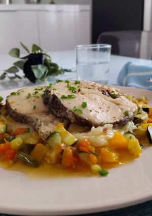 Una foto de Merluza confitada con puré de patatas y hortalizas