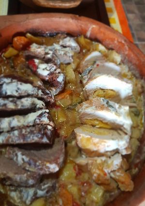 Una foto de Lomo y pechugas al horno con verduras