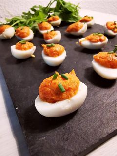 Una foto de Huevos de codorniz rellenos de crema de sobrasada y miel