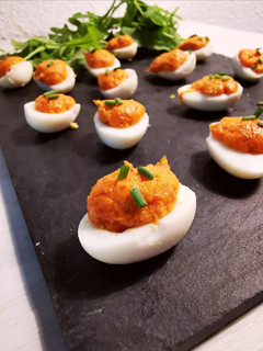 Una foto de Huevos de codorniz rellenos de crema de sobrasada y miel