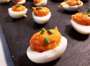 Una foto de Huevos de codorniz rellenos de crema de sobrasada y miel