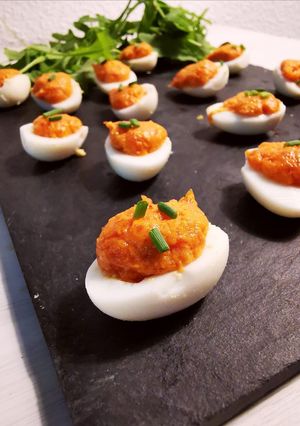Foto principal de Huevos de codorniz rellenos de crema de sobrasada y miel