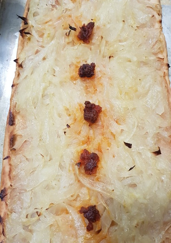 Una foto de Coca de cebolla y sobrassada