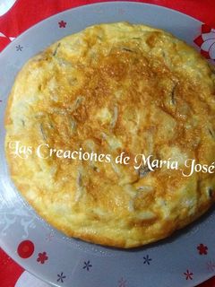 Una foto de Tortilla de patatas con gulas y gambas