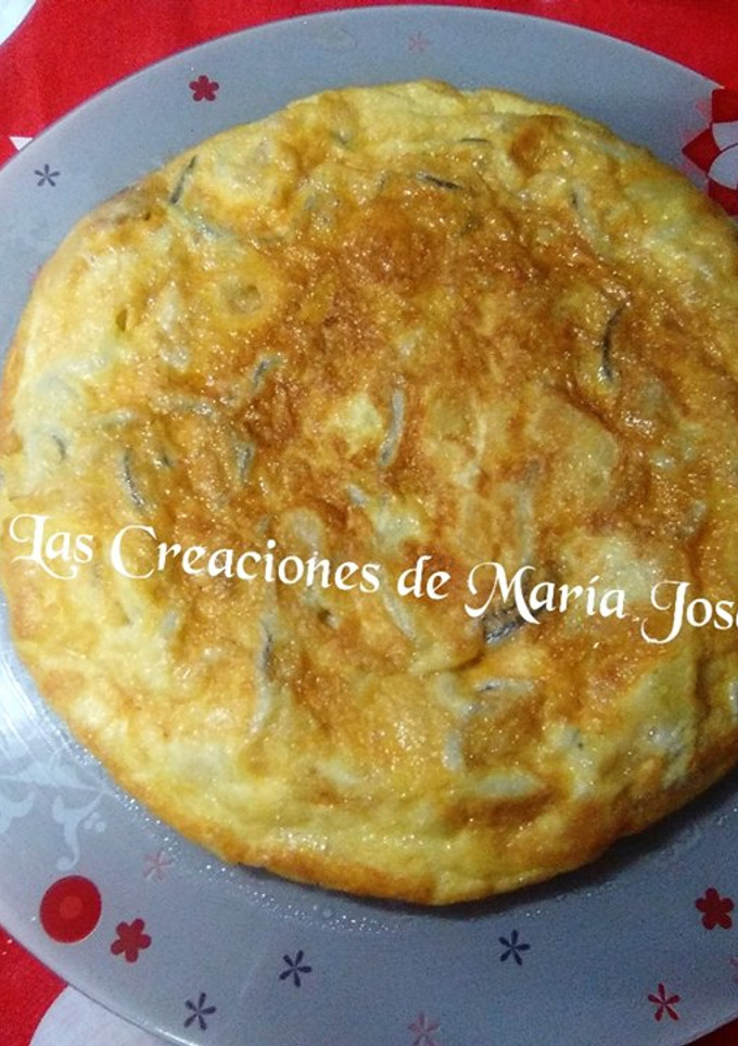 Una foto de Tortilla de patatas con gulas y gambas