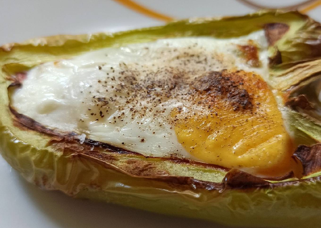 Pimiento verde con jamón, queso y huevo en Air fryer