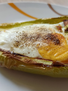 Una foto de Pimiento verde con jamón, queso y huevo en Air fryer