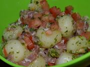 Una foto de ensalada de melón y jamón