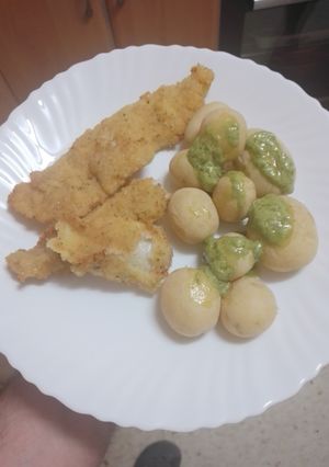 Una foto de Barritas de abadejo con papas y mojo de cilantro