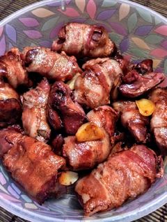 Csirkemáj baconbe tekerve recept fotója