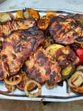 Côtes de porc grillées marinées et légumes à la plancha
