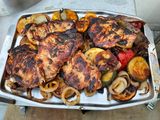 Côtes de porc grillées marinées et légumes à la plancha