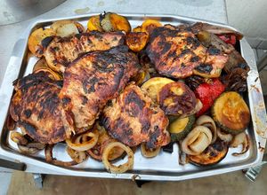 Une photo de Côtes de porc grillées marinées et légumes à la plancha