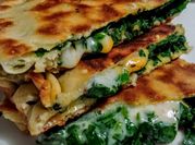 Una foto de pan arabe relleno