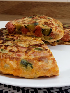 Una foto de Tortilla de calabacín y longaniza roja