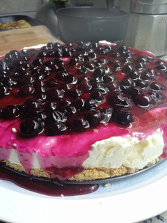 Una foto de Cheesecake sin horno con salsa de arándanos casera