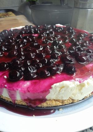 Una foto de Cheesecake sin horno con salsa de arándanos casera