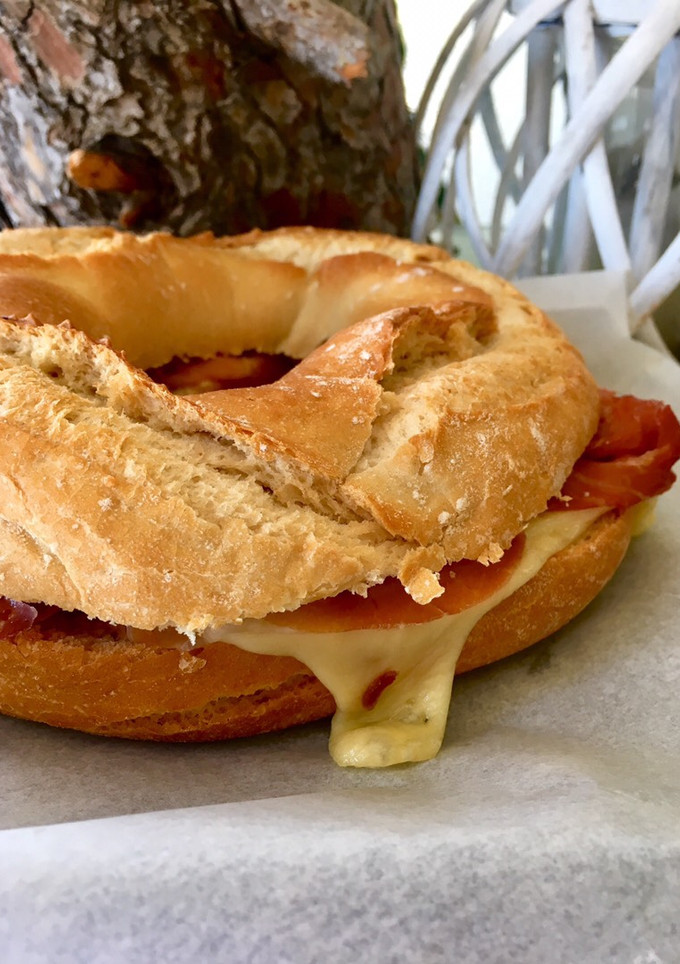 Una foto de Rosco de jamón y queso para fiestas 🥳