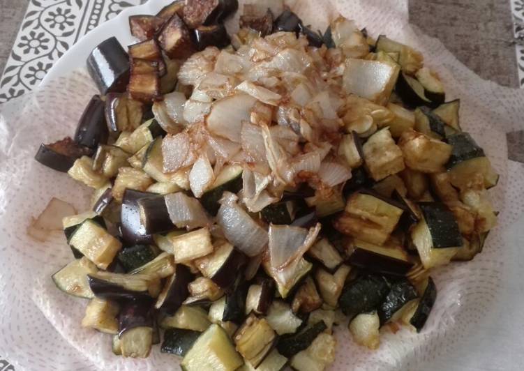 Revuelto de berenjena, calabacín y cebolla