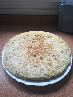 Una foto de Tortilla de patata con txapela de bonito