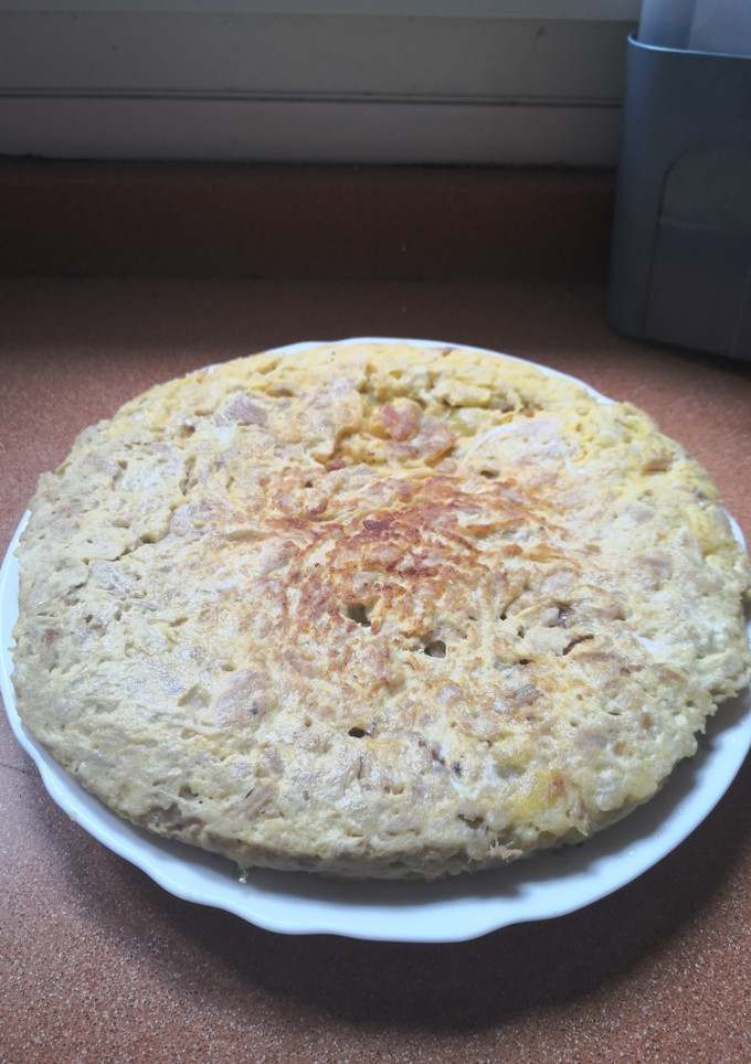Una foto de Tortilla de patata con txapela de bonito
