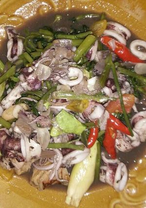 Foto resep Tumis Kangkung Cumi Hitam Pedas Asam Manis