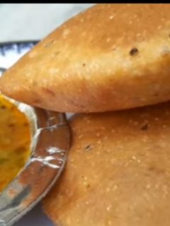 बेड़मी पूरी और आलू की सब्जी (Bedmi poori aur aloo ki sabzi recipe in Hindi) रेसिपी मुख्य फोटो
