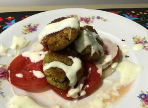 Una foto de FALAFEL con salsa de yogurt (receta de posta)