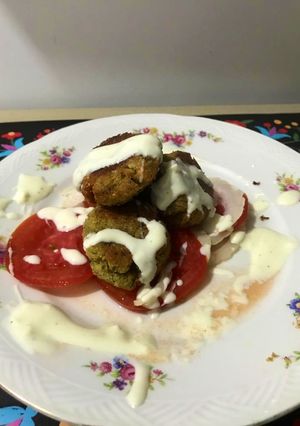 Una foto de FALAFEL con salsa de yogurt (receta de posta)