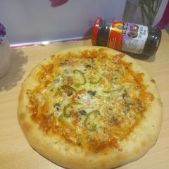 A picture of Spicy Chicken malai boti pizza 🍕.