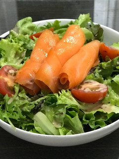 Foto resep Smoked Salmon Salad with Japanese Sesame Dressing