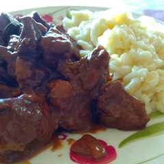 A picture of Goulash con spaetzel.