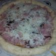 Pizza de jamon york beicon y con rebordes relleno de queso
