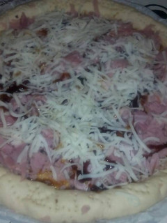 Foto principal de Pizza de jamon york beicon y con rebordes relleno de queso