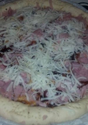 Foto principal de Pizza de jamon york beicon y con rebordes relleno de queso