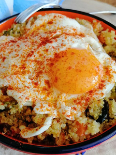 Una foto de Bowl de quinoa con verduras y huevo