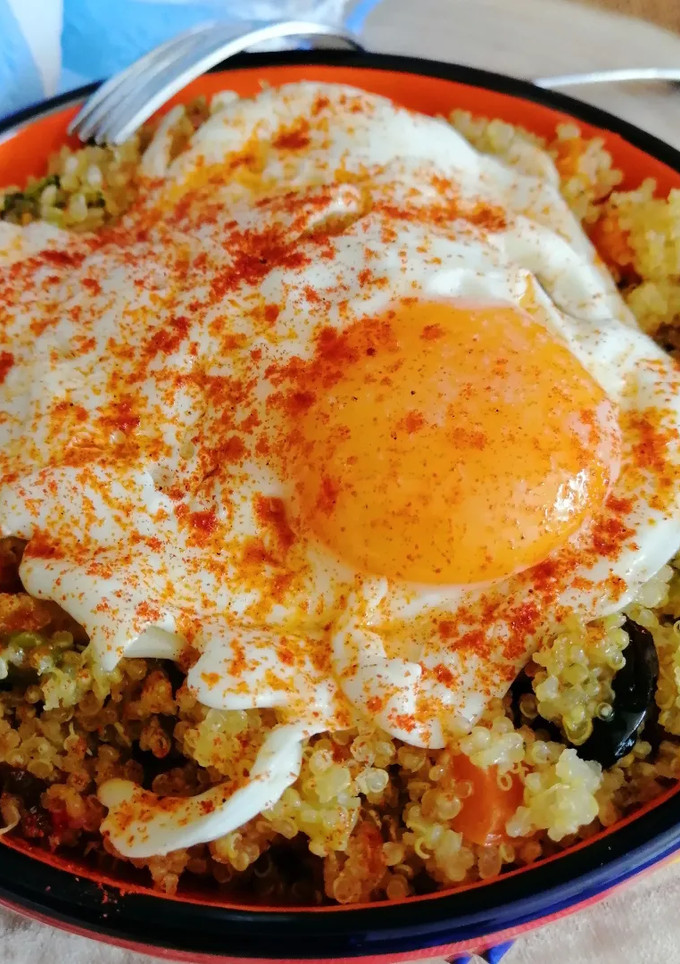Una foto de Bowl de quinoa con verduras y huevo