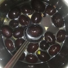 A picture of Gulab jamun.