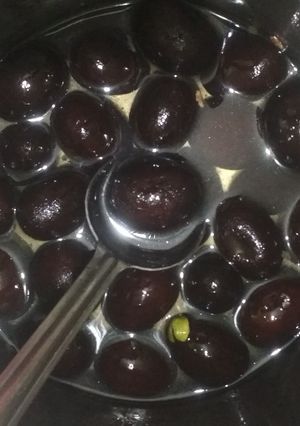 A picture of Gulab jamun.
