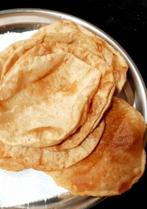 पूरी (Puri recipe in hindi) रेसिपी मुख्य फोटो