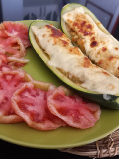 Una foto de Zapallo italiano o zucchini, relleno de pollo