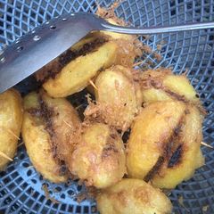 A picture of Potatoes and meat.