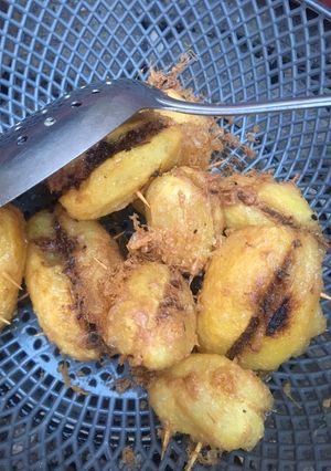 A picture of Potatoes and meat.