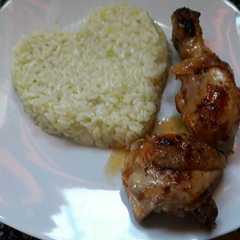 Una foto de Pollo con aderezo agridulce acompañado de arroz salteado