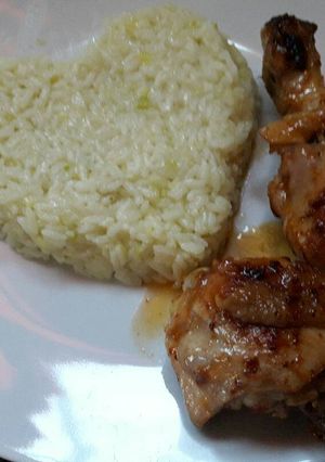Una foto de Pollo con aderezo agridulce acompañado de arroz salteado