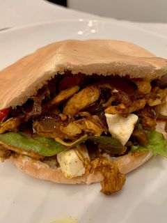 Una foto de Pan de pita de pollo ‘ras el hanout’