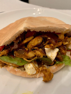 Una foto de Pan de pita de pollo ‘ras el hanout’