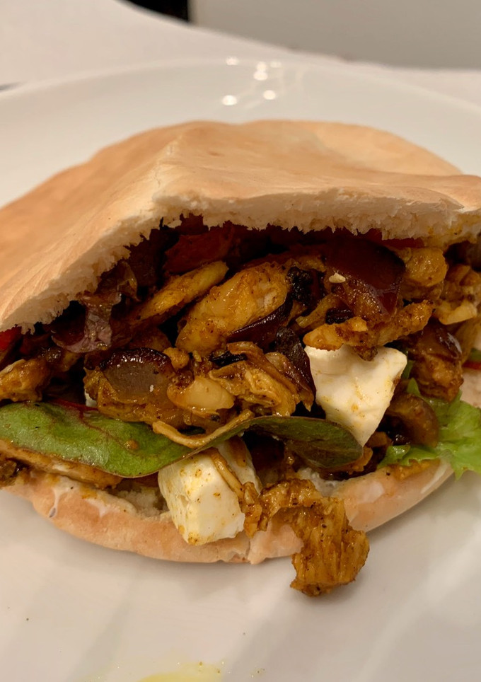 Una foto de Pan de pita de pollo ‘ras el hanout’